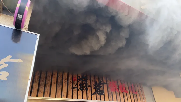 濃煙不斷從餐廳冒出。民眾提供