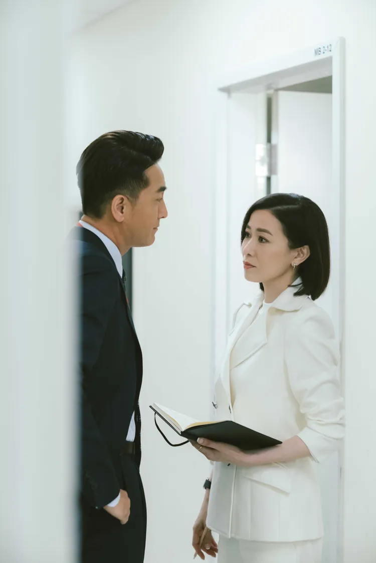 佘詩曼（右）和馬國明兩派為爭奪公司資源而展開角逐，劇情將呈現出多層次的緊張氛圍。TVBS提供