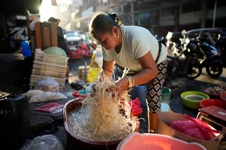 菲律賓馬尼拉一處市場裡的小販本周兜售豆芽。美聯社