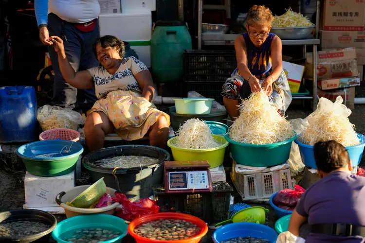 菲律賓馬尼拉一處市場裡的小販本周兜售豆芽。美聯社