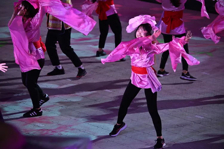 新加坡2024年「妝藝大遊行」23日、24日舉行，今年有超過3500名表演者參與。新華社