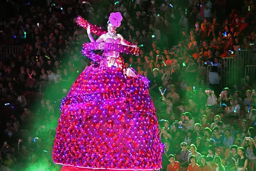 新加坡3500舞者「妝藝大遊行」綻放 40年前起源於春節禁鞭炮