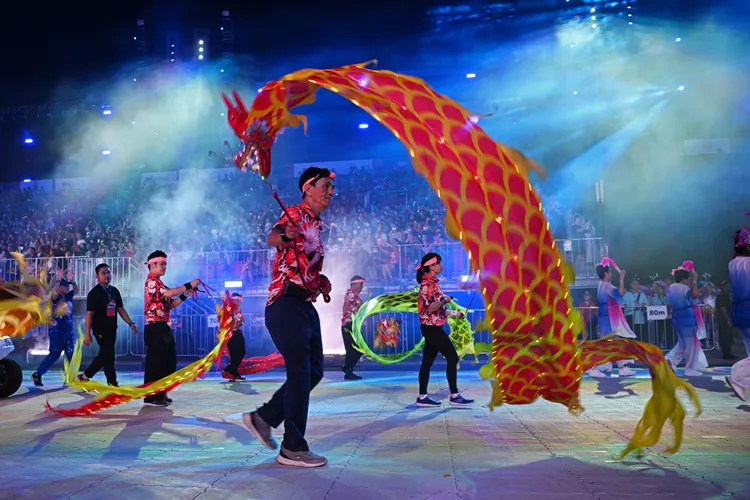 新加坡2024年「妝藝大遊行」23日、24日舉行，今年有超過3500名表演者參與。新華社