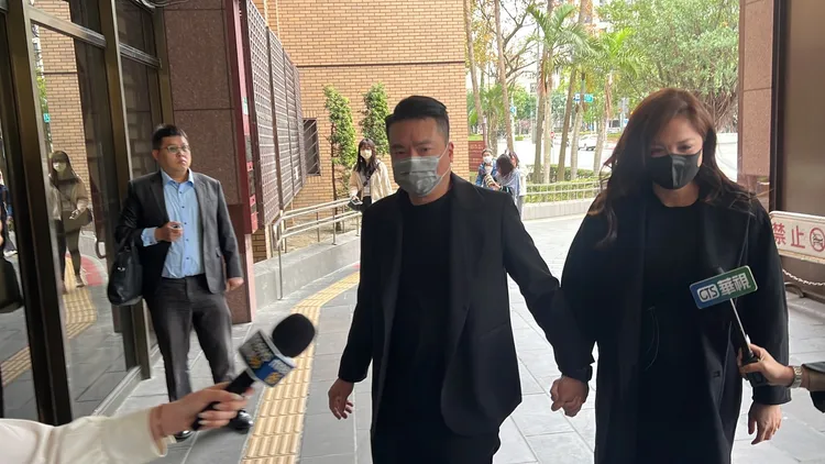 鍾沛君和丈夫陳布朗上週現身法院。資料照片