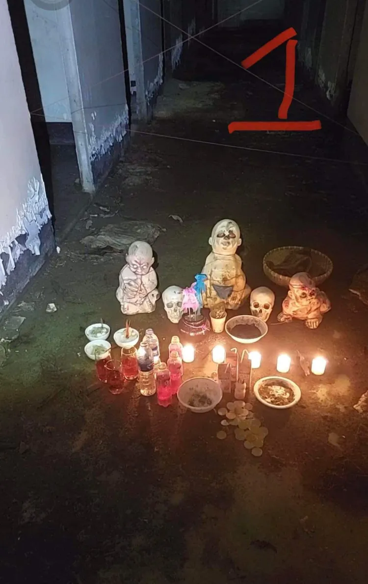 神人揪出詭異鬼娃早曾出現。翻攝自「沙爹群 7」臉書