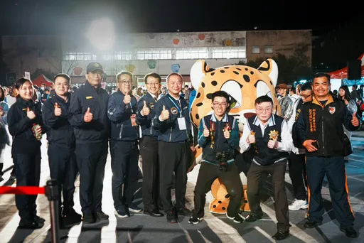 平溪天燈節人潮湧 新北警長寫「防詐」祝福語擴大宣導