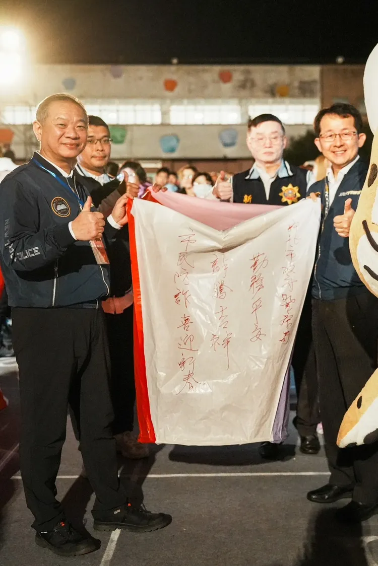 新北市政府警察局局長廖訓誠於天燈上書寫「市民防詐、喜迎新春」等祝福語。警方提供