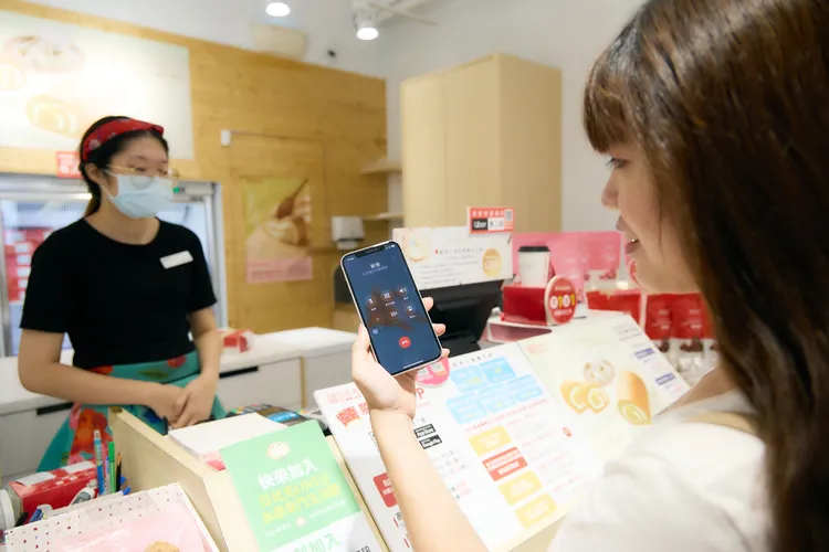 亞尼克過去門庭若市。圖為消費者在店內結帳情形，亞尼克提供