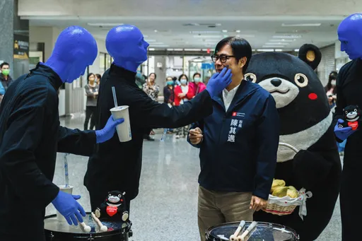 藍人樂團港都一日快閃!突襲高雄市政府讚陳其邁「太棒了」