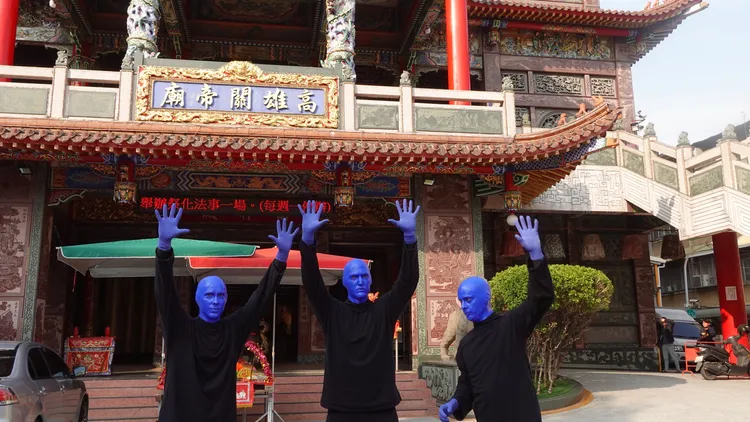藍人到高雄關帝廟快閃。寬宏藝術提供