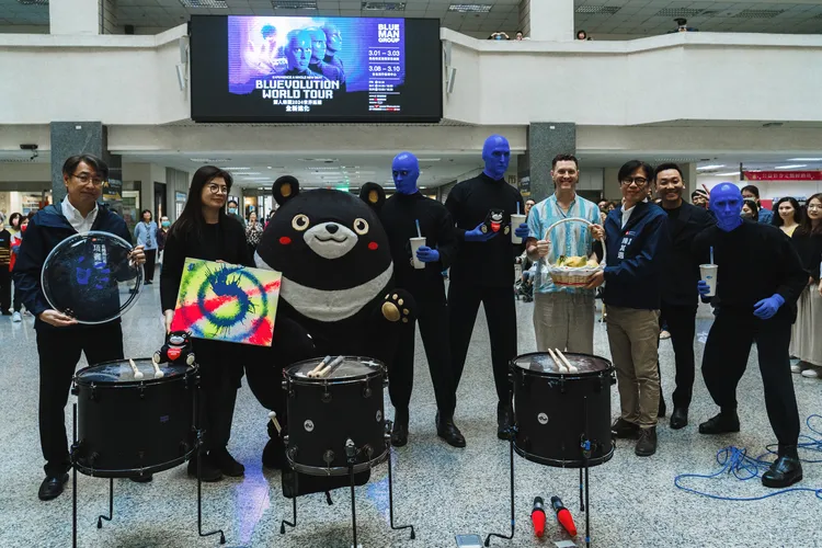 藍人快閃高雄市政府大樓，品嘗珍珠奶茶、喜收台灣水果。寬宏藝術提供