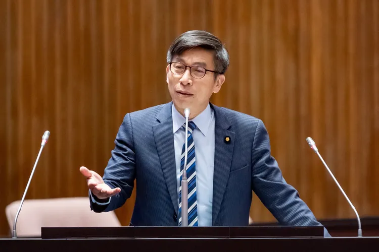 鍾佳濱認為徐巧芯把政論節目的表演風格搬到議場。彭欣偉攝