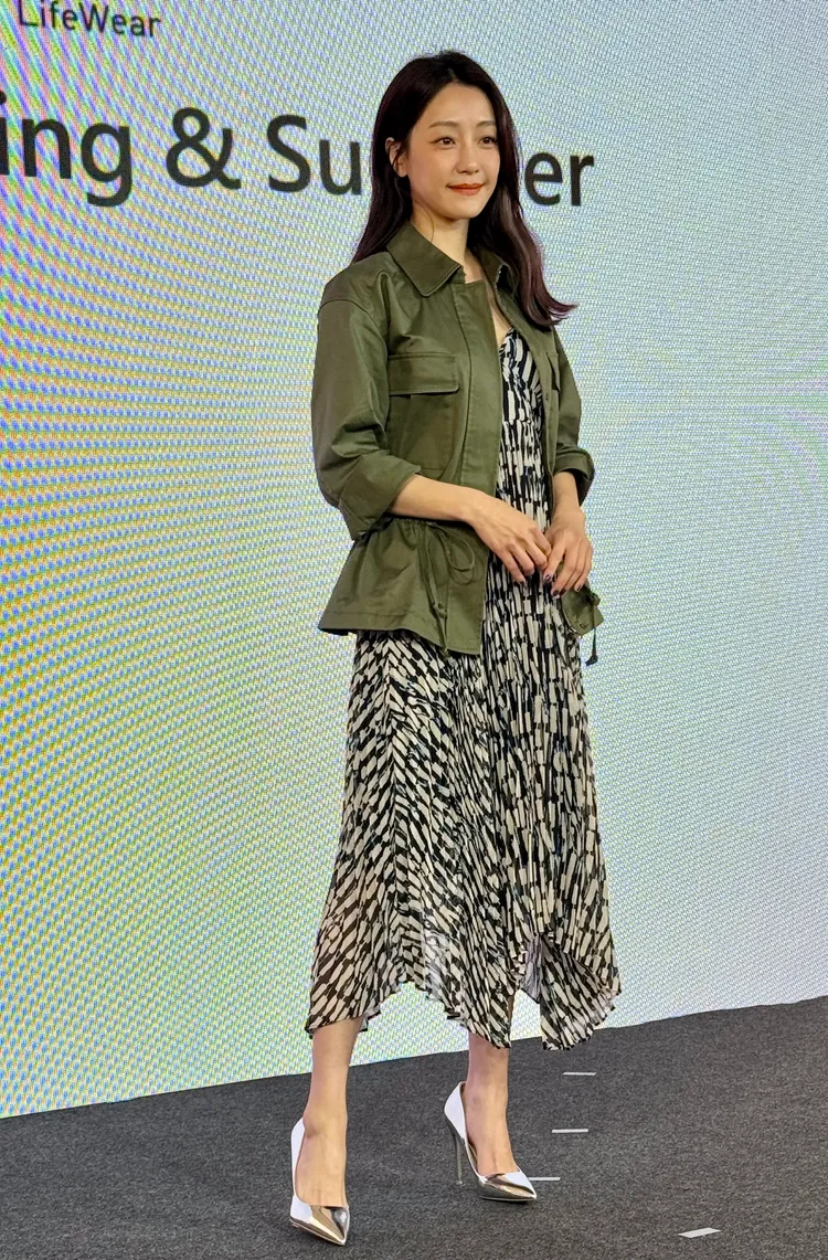 謝欣穎所穿的UNIQLO:C系列將在明（23）日開賣，細褶細肩擔洋裝1490元、綿質抽繩外套1690元。張家玲攝