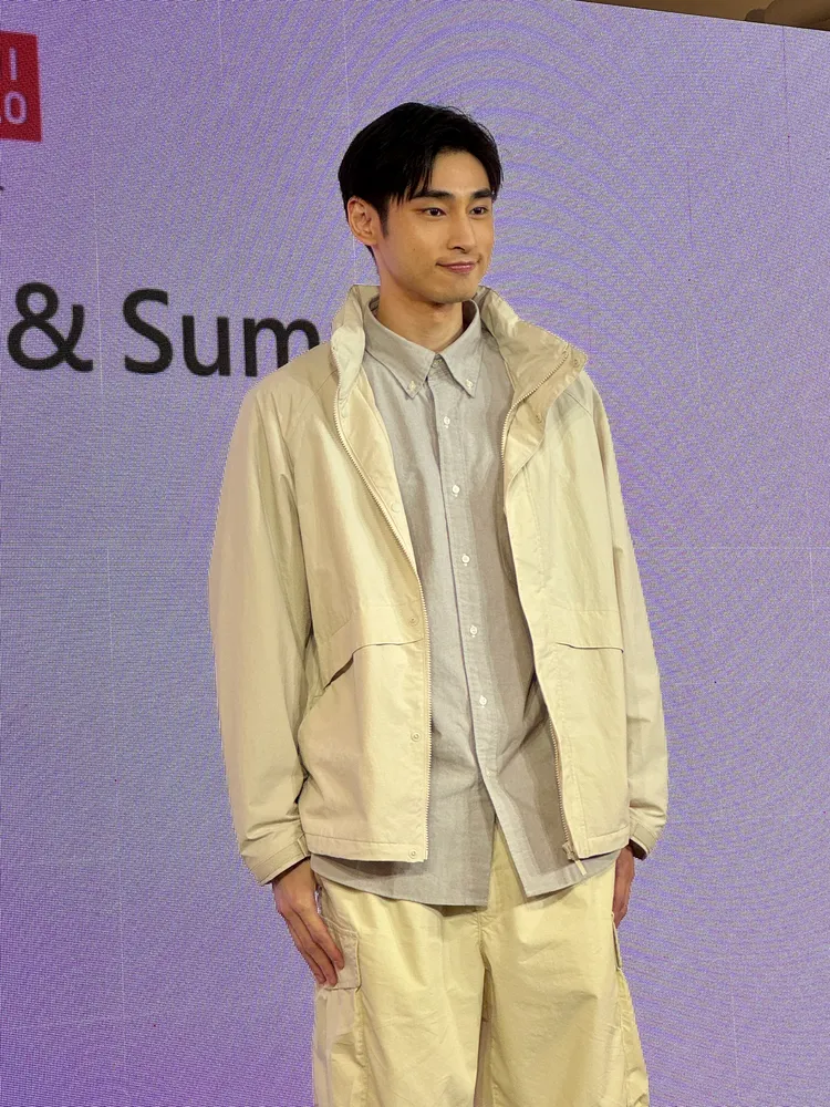 章廣辰穿上UNIQLO新裝相當清爽陽光，牛津襯衫990元、寬版降落傘工裝長褲1290元。張家玲攝