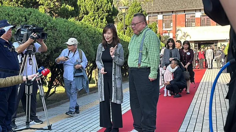 演員葉民志陪民進黨新科立委郭昱晴走立法院紅毯。潘袁詩羽攝