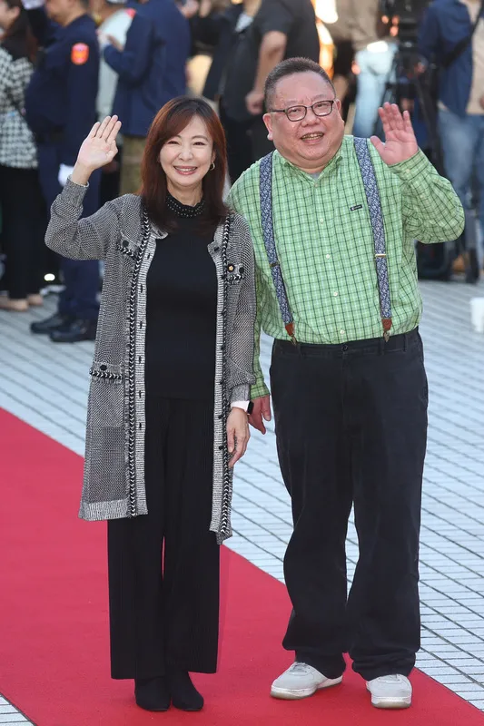 立法院第11屆立法委員1日報到，民進黨不分區立委當選人「萬老師」郭昱晴（左），由「麻辣鮮師」劇中搭檔「黃主任」葉民志（右）陪同出席。中央社