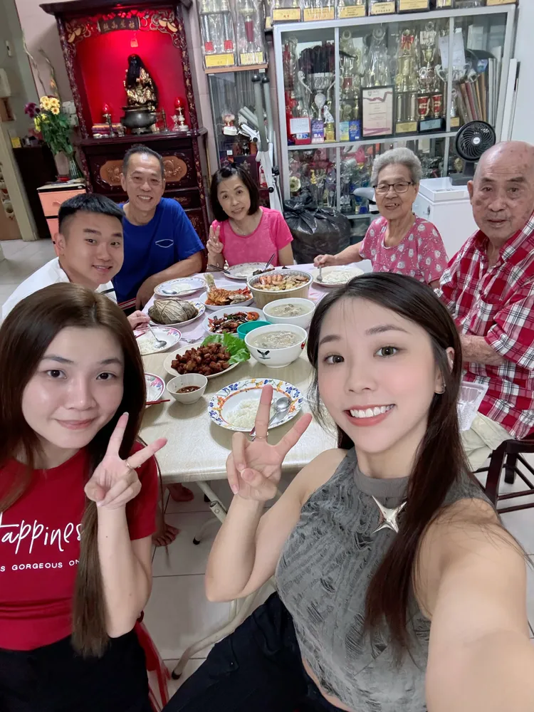 艾薇跟家人們同樂。喜鵲娛樂提供