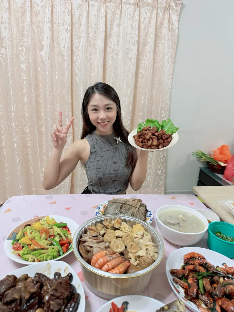 艾薇回家大啖美食。喜鵲娛樂提供