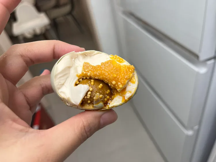 一名網友小年夜在外送平台上的有機商店買了4顆鹹蛋，剝開一看驚見「噁心卵狀物」。翻攝《家常菜》社團