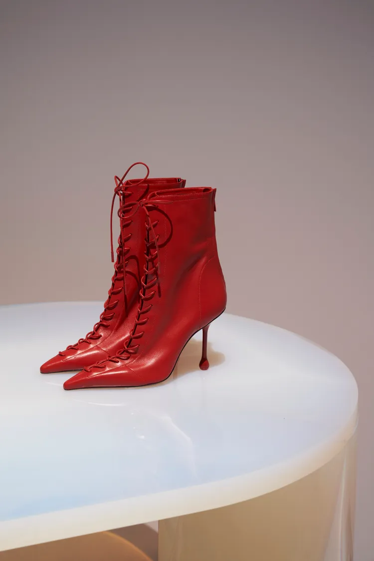 SCARLETT系列鞋面上的繫帶與交叉皮革隱約露出腿部肌膚。品牌提供