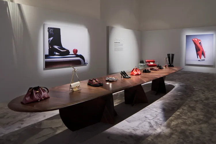 秋冬系列以輪廓分明的外型與柔軟細膩皮革產生碰撞。品牌提供