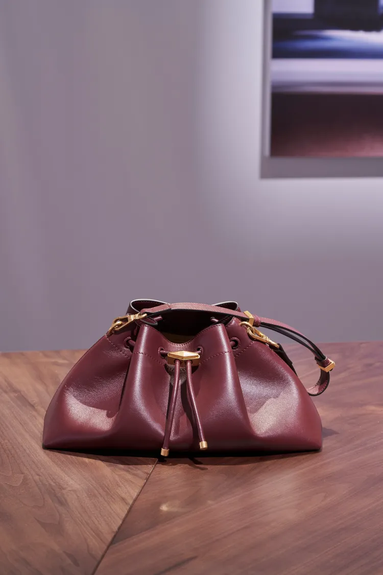 BON BON EAST-WEAT手袋呼應強烈對比主題。品牌提供