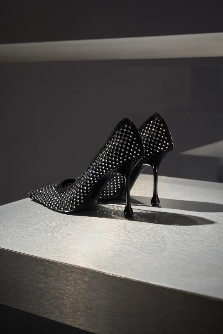 IXIA高跟鞋在網眼布表面以水晶點綴。品牌提供