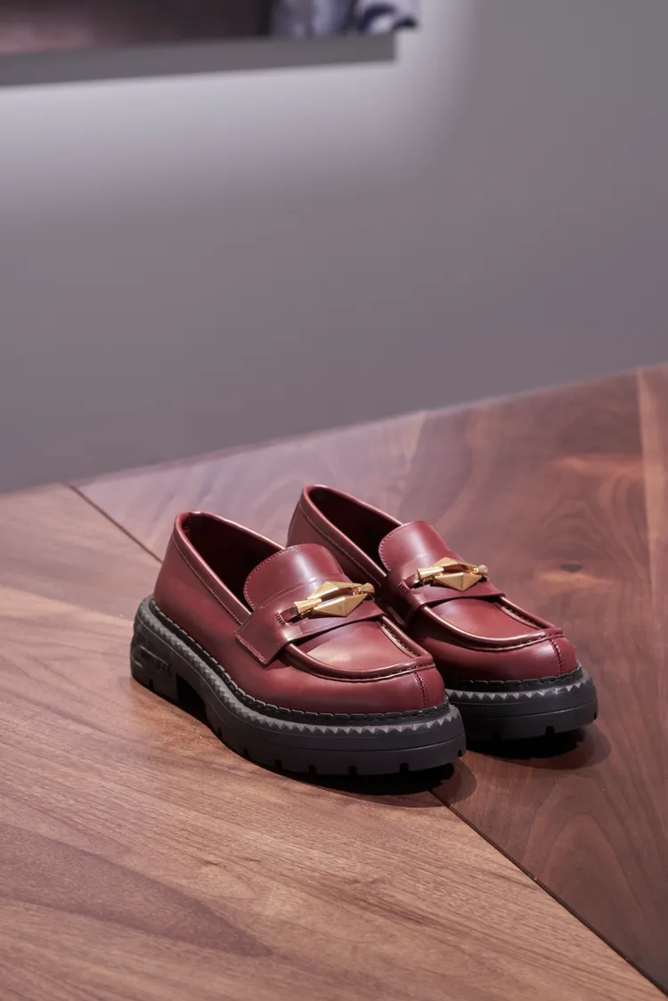 MARLOW DIAMOND樂福鞋充滿街頭風格。品牌提供