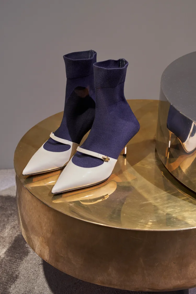 CAROLYN踝靴玩轉視錯覺效果。品牌提供