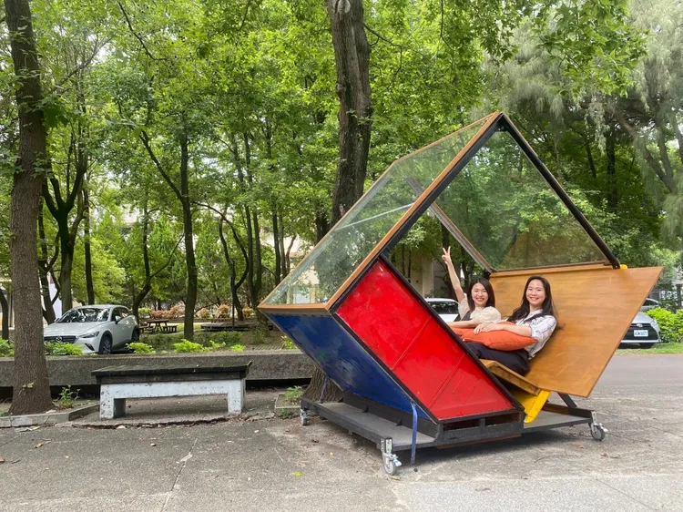 使用長榮航空除役貨盤櫃打造的冥想座椅。長榮航空提供