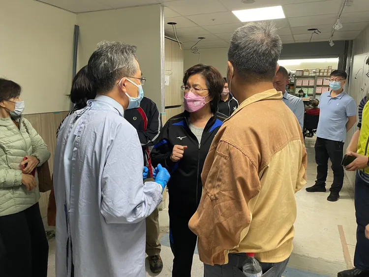 彰化縣長王惠美晚間到醫院關心3姊弟傷勢，並慰問家屬。縣府提供