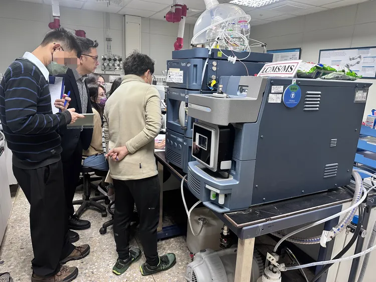 台中衛生局、食藥署、檢驗專家等人一同進入實驗室檢視複驗結果。中市府提供