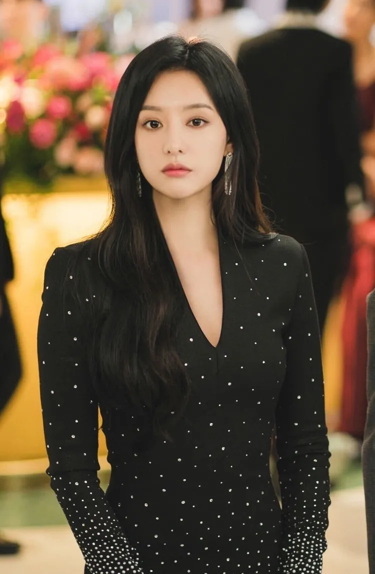 金智媛身穿BALMAIN水鑽星空漸層V領短洋裝。翻攝netflixkr IG