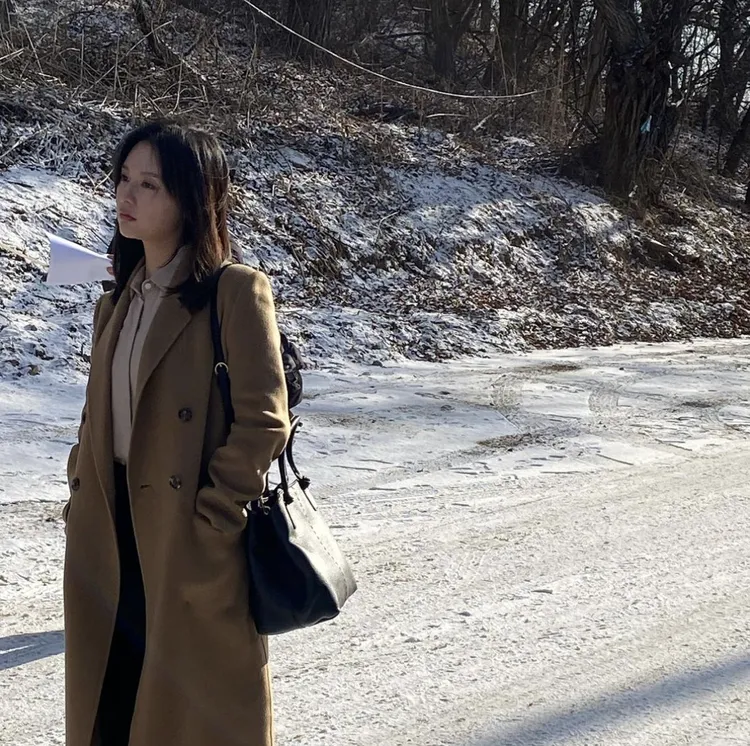 金智媛在《我的出走日記》中的上班族穿搭曾引起討論。翻攝金智媛IG