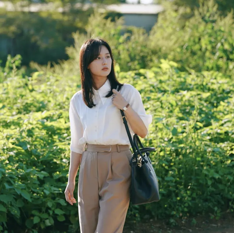 金智媛的各種襯衫搭配成為辦公室女性的穿搭範本。翻攝金智媛IG