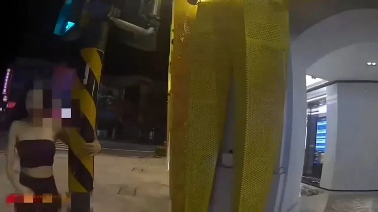 女子繞著交通號誌桿起舞。翻攝自記者爆料網