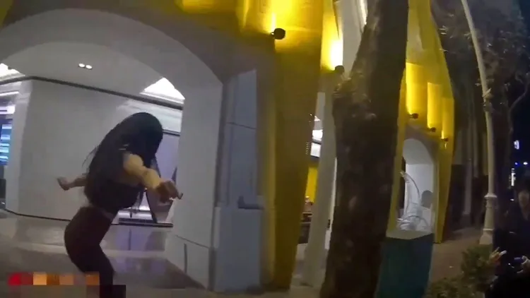 酒測前女駕駛跑到一旁深蹲。翻攝自記者爆料網