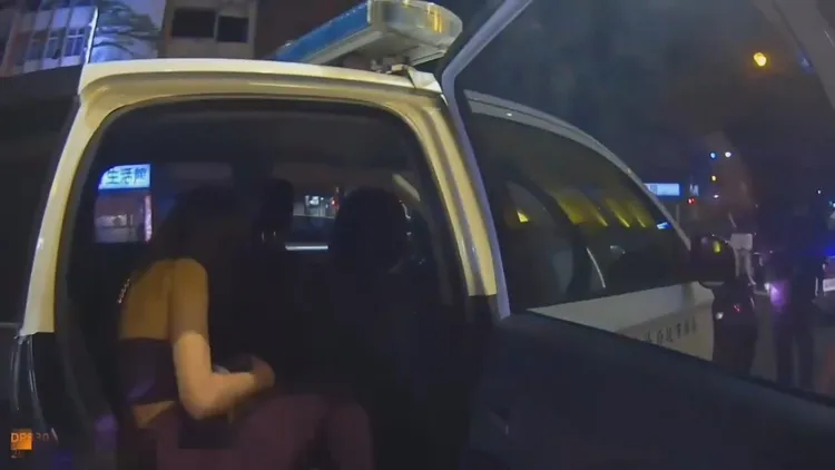 賓士女駕駛最後被帶上警車當場移送法辦。翻攝自記者爆料網