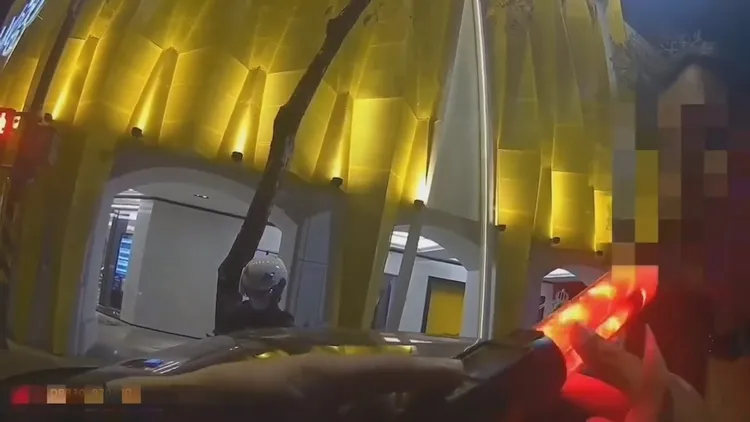 賓士女駕駛一吹氣，指揮棒型酒測器立刻亮燈。翻攝自記者爆料網