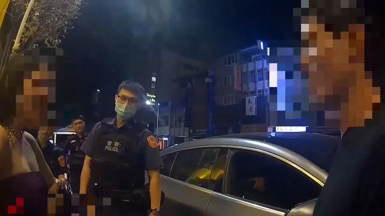 賓士胸狠妹醉言醉語，對是否接受酒測舉棋不定。翻攝自記者爆料網