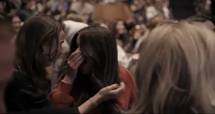 學生聽到免付學費，激動落淚。翻攝YouTube@
Interactive Media