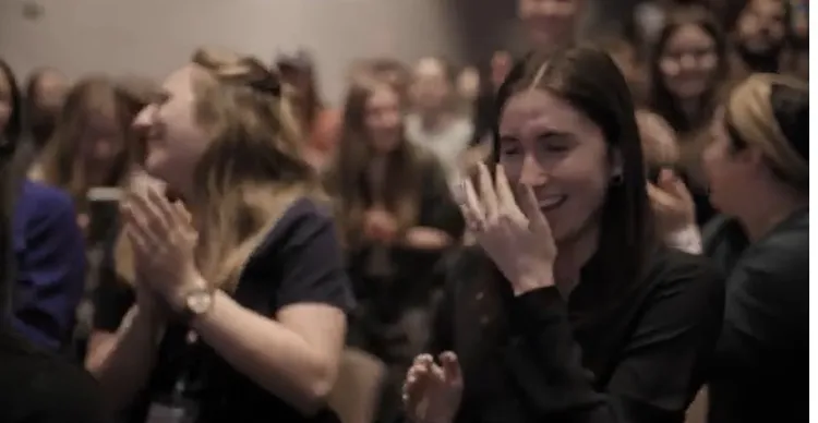 學生聽到免付學費，激動落淚。翻攝YouTube@
Interactive Media