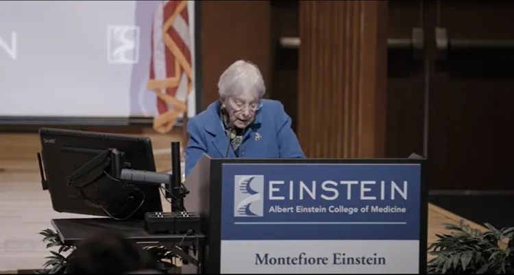 魯斯宣布免去學生學費。翻攝YouTube@
Interactive Media