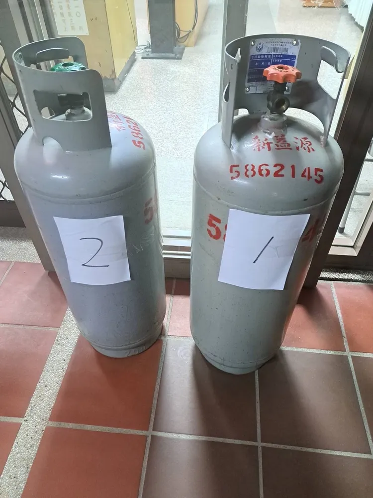 警方在屋內查扣2桶已打開的瓦斯桶。民眾提供