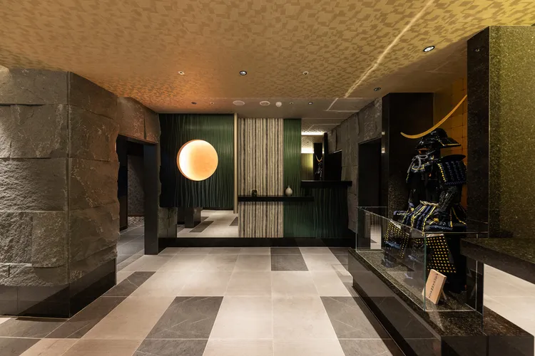 HAYASE日本料理餐廳設計以城堡小鎮仙台為主題，門口使用從日本訂製，與原物同樣尺寸複刻的日本戰國時期武將「伊達 政宗」的盔甲進行裝飾。業者提供