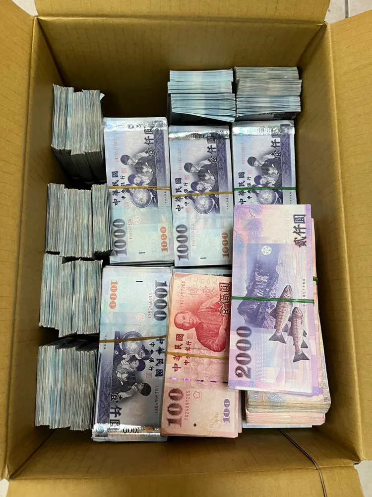 警方查扣大量現金。翻攝畫面
