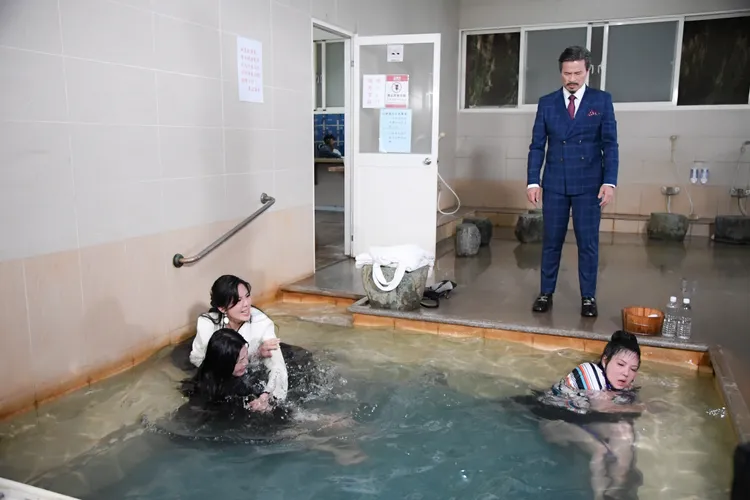 李興文（中）看大家打一團嚇壞。三立提供