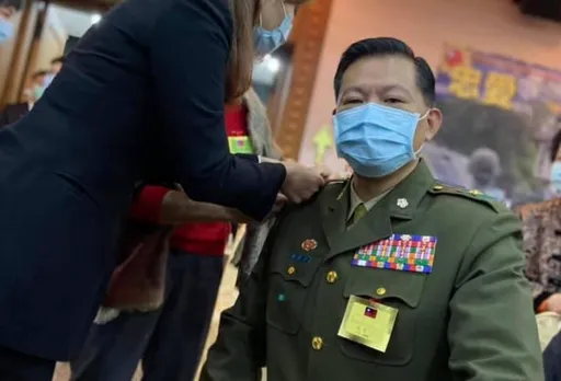少將不只體測沒過!還被爆酒後當街激吻馬尾妹 國安局回應了