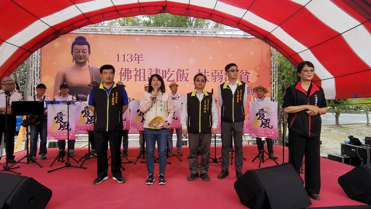 左鎮噶瑪噶居寺席開百桌，舉辦關懷弱勢寒冬送暖圍爐。翻攝畫面