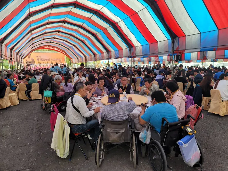 左鎮噶瑪噶居寺席開百桌，舉辦關懷弱勢寒冬送暖圍爐。翻攝畫面